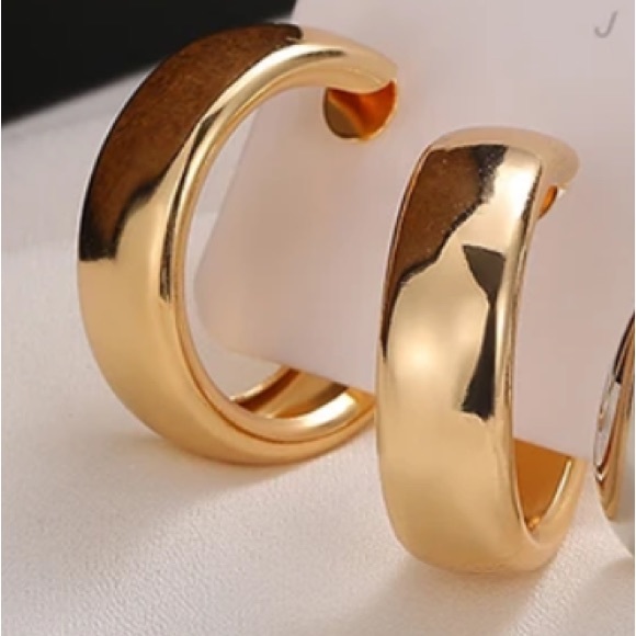 NWT 18k GOLD PLATED HOOP EARRINGS - Picture 4 of 5